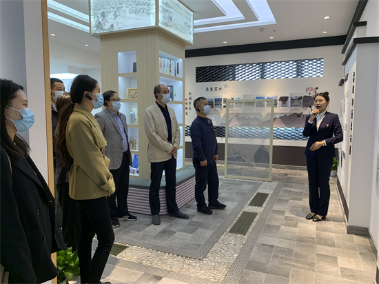 cb319d90e217ca12ad0c2fbcdbdcb92c.jpg 參觀杭紹臺(tái)高速崇仁服務(wù)區(qū)“清廉驛站”.jpg